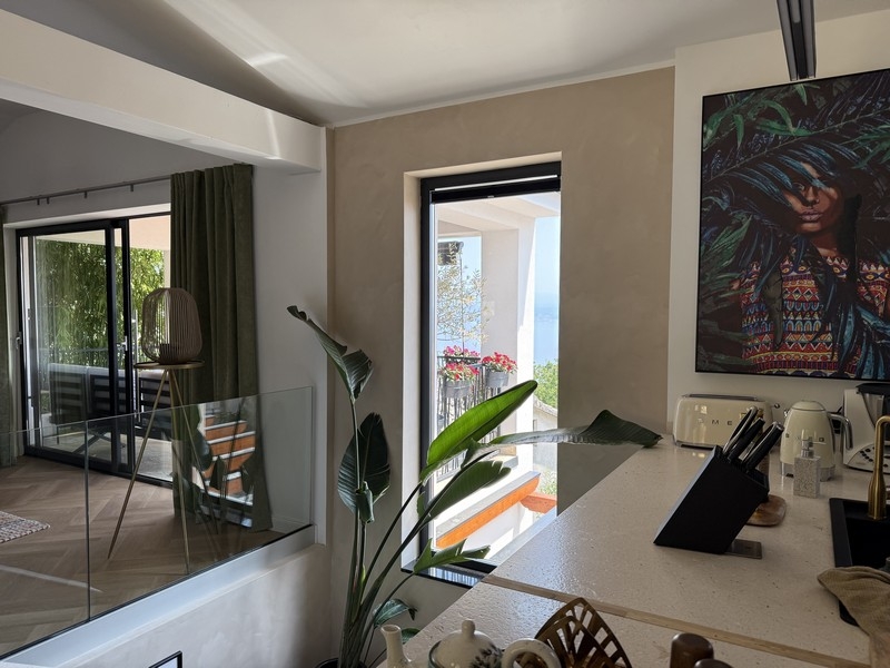 Konyha kilátással az erkélyre és a környékre