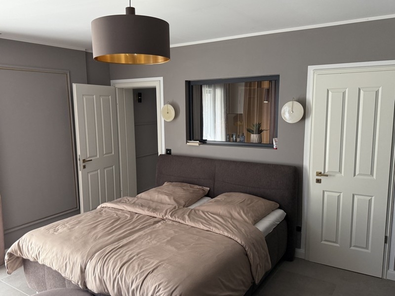 Hálószoba franciaággyal és beépített gardróbbal