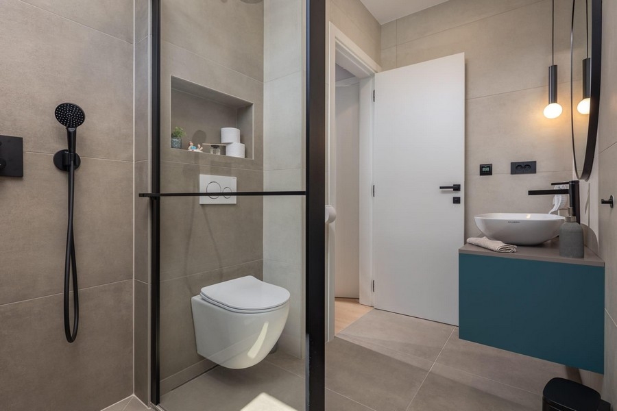 Modern fürdőszoba zuhanyzóval és mosdóval