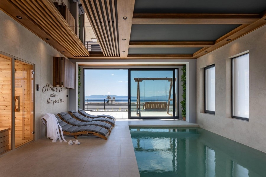 Fedett medence tengerre néző kilátással és társalgóval