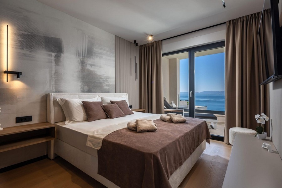 Hálószoba tengerre néző kilátással és kijárattal a teraszra