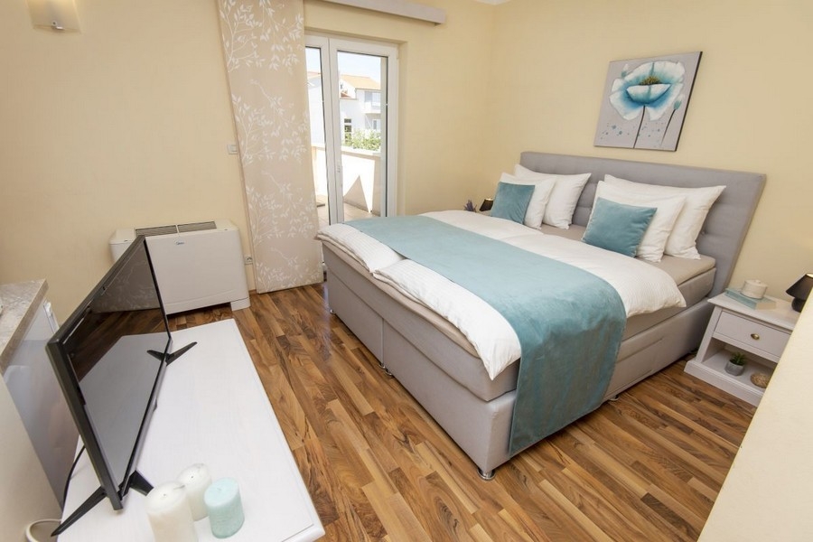 Hálószoba franciaággyal és kijárattal az erkélyre