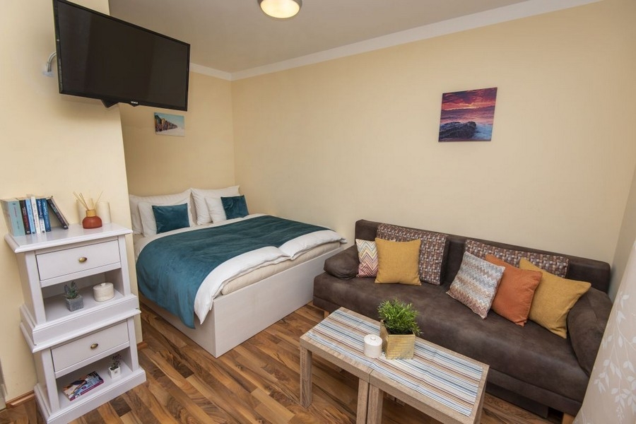 Stúdió ággyal és kanapéval