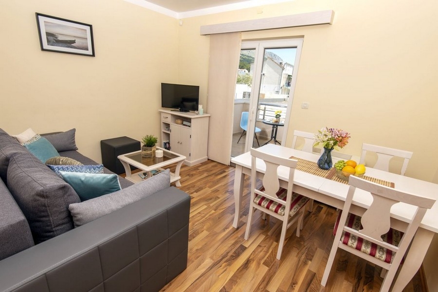 Nappali kanapéval és étkezővel