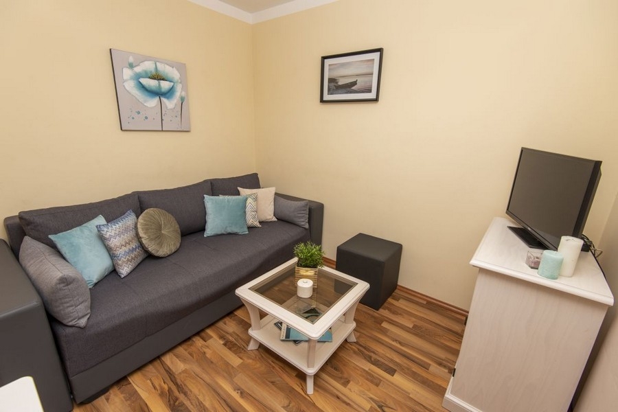 Nappali kanapéval és televízióval