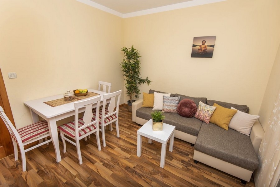 Nappali ülősarokkal és asztallal