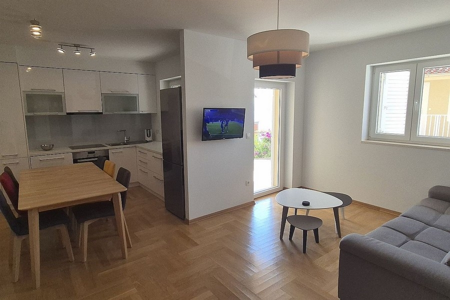 Nappali nyitott konyhával és étkezőasztallal