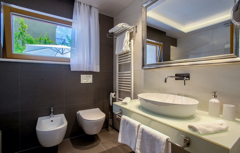 Modern fürdőszoba mosdóval és tükörrel