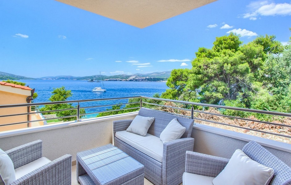 Terasz ülőhellyel és tengerre néző kilátással a tengerpartra