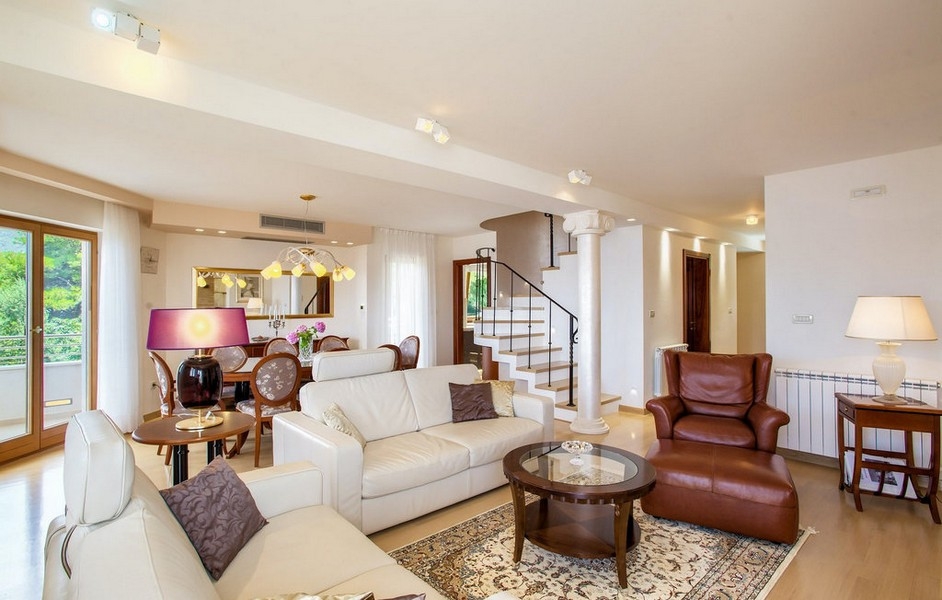 Világos nappali kanapéval és lépcsőházzal