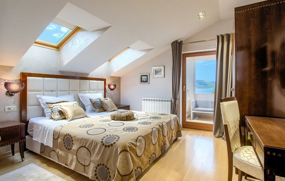 A hálószoba ferde mennyezettel és tengerre néző erkéllyel rendelkezik