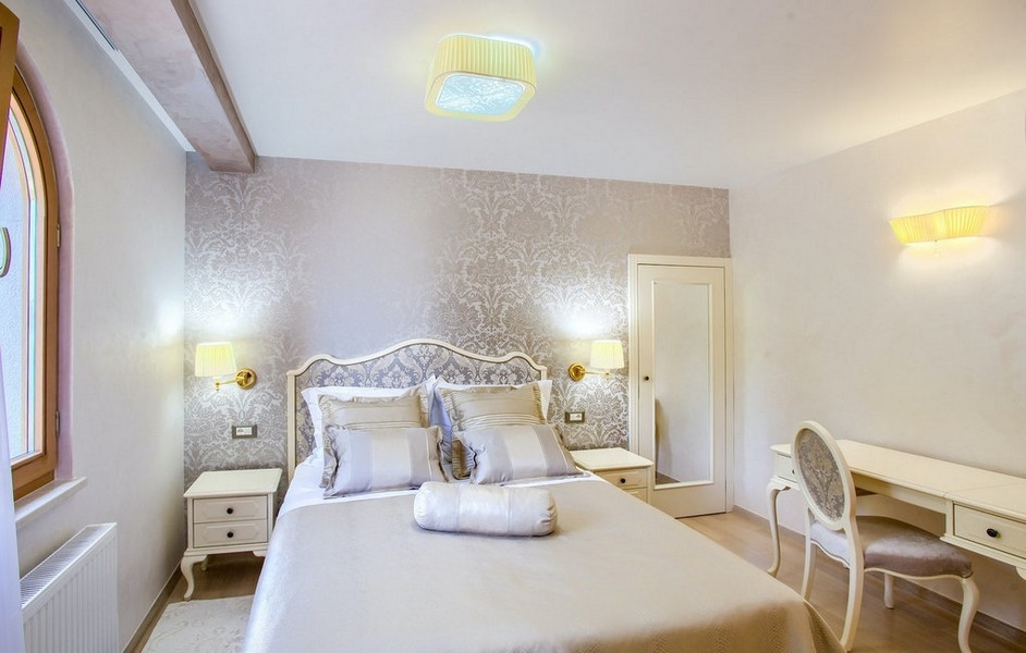 Hálószoba franciaággyal és klasszikus bútorokkal