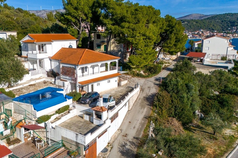 Eladó 6 lakásos apartmanház medencével Trogir közelében, Dalmáciában.