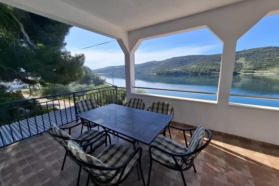 Fedett szabadtéri terület étkezőasztallal és kilátással a tengerre