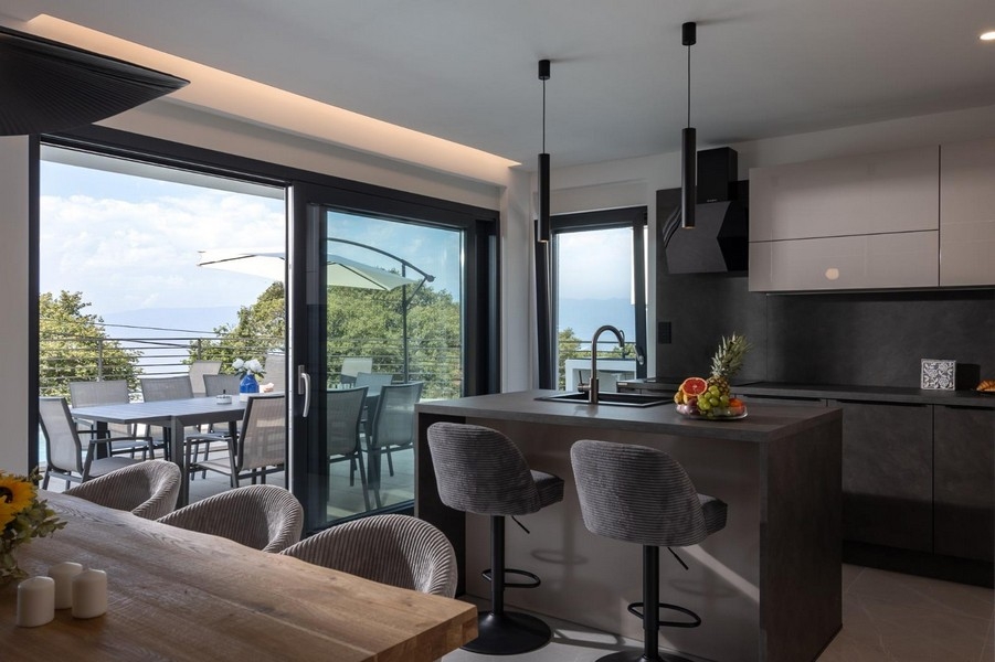 Nyitott konyha főzőszigettel és kijárat a teraszra