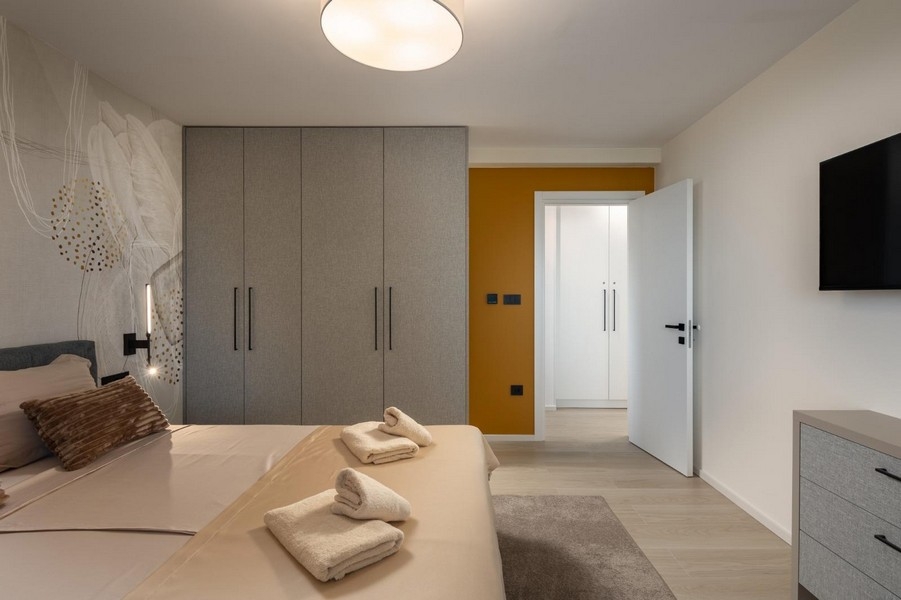 Világos hálószoba beépített szekrénnyel és modern elemekkel