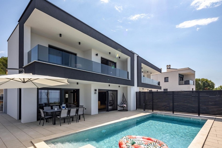 Modern ikerház medencével és terasszal csendes helyen