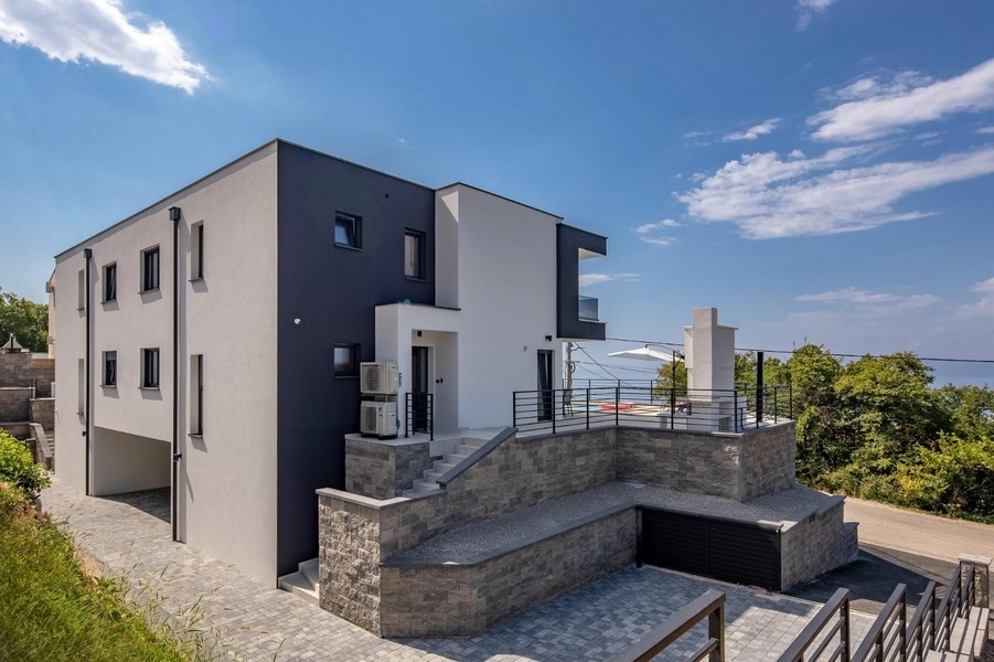 Kültéri rész úszómedencével, napernyővel és ülősarokkal