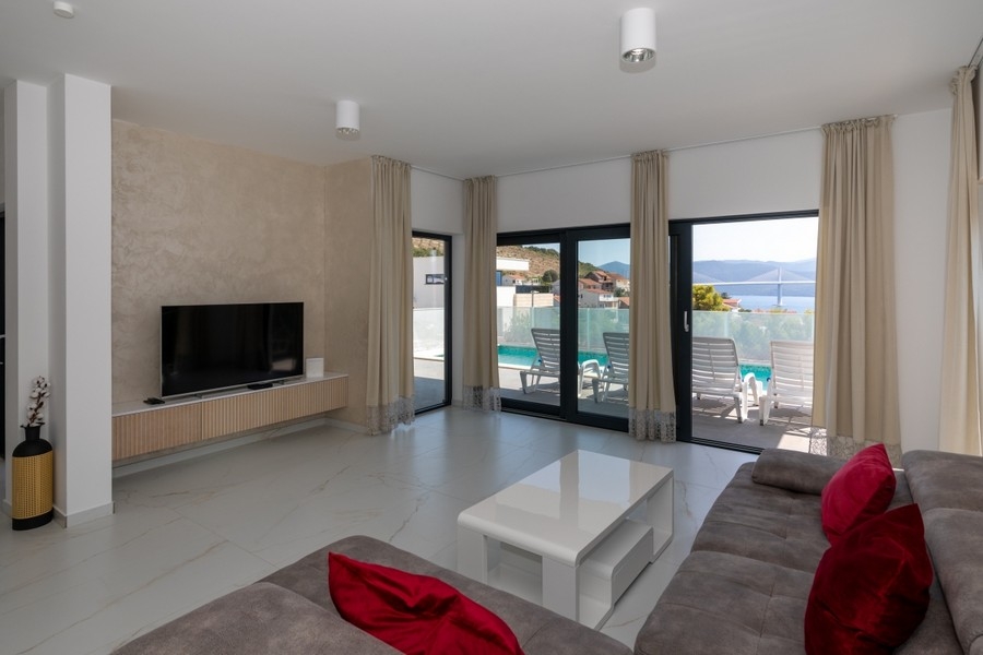 Modern nappali hozzáféréssel a teraszhoz és a medencéhez