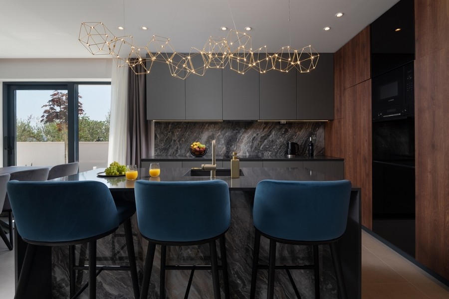 Konyha beépített étkezővel a modern villában