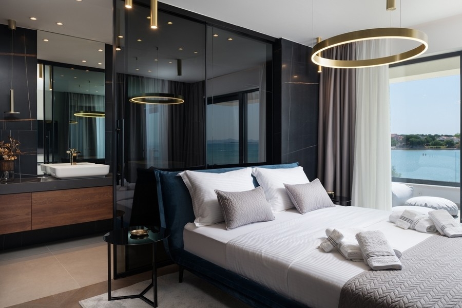 Hálószoba tengerre néző modern villában Horvátországban