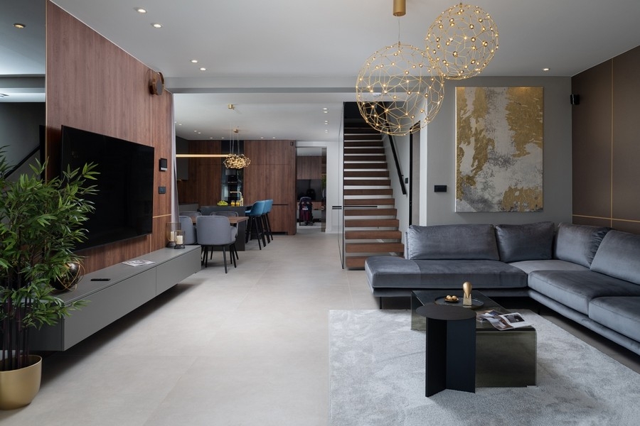 Nappali nyitott terű belső kialakítással a modern villában