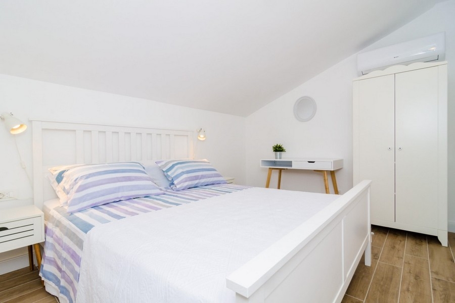 Világos hálószoba ferde mennyezettel