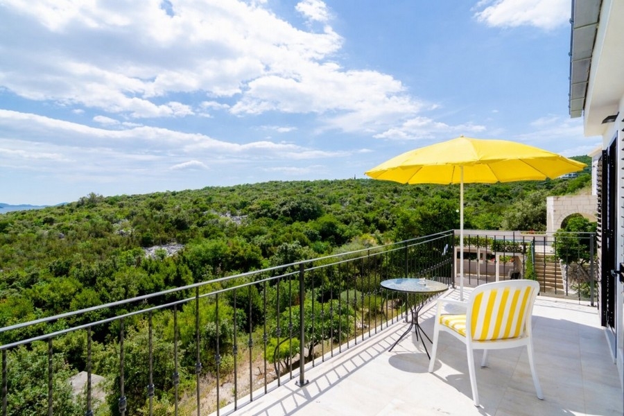 Erkély, kilátással a zöldre és a környékre