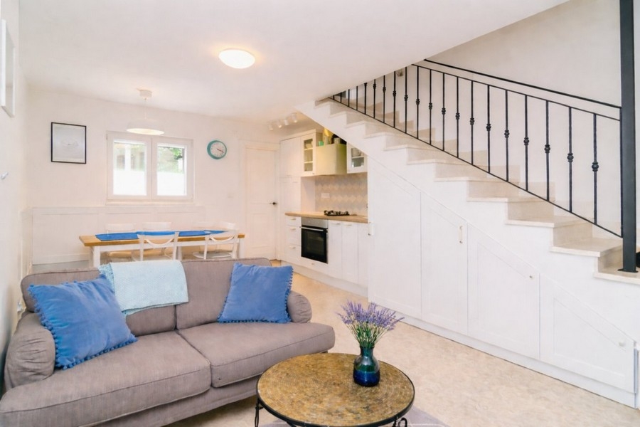 Nyitott nappali konyhával és lépcsőkkel