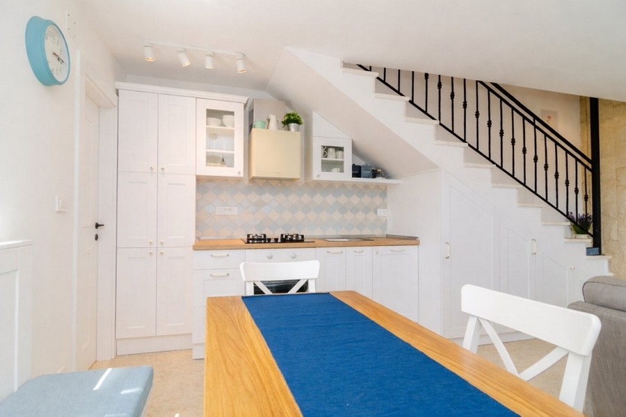 Konyha beépített szekrényekkel és munkafelülettel