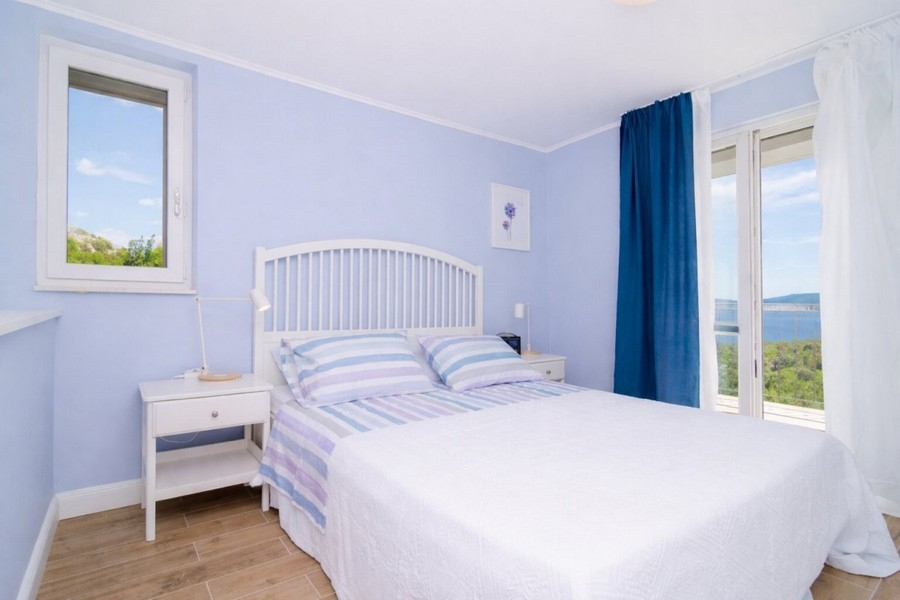 Hálószoba franciaággyal és kilátással a tengerre