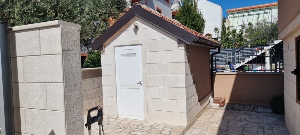 Az udvaron melléképület tárolóhellyel, gondozott külterülettel