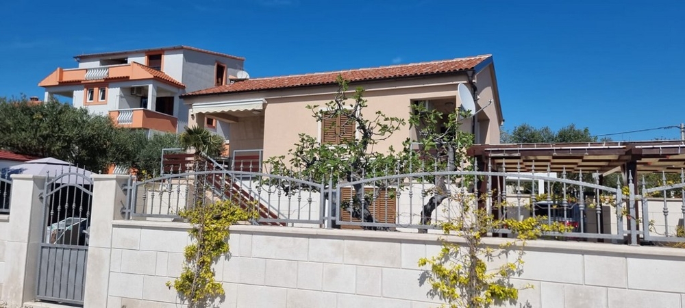 Vásároljon H3878 ingatlant az 1. sorban a tengertől Horvátországban.