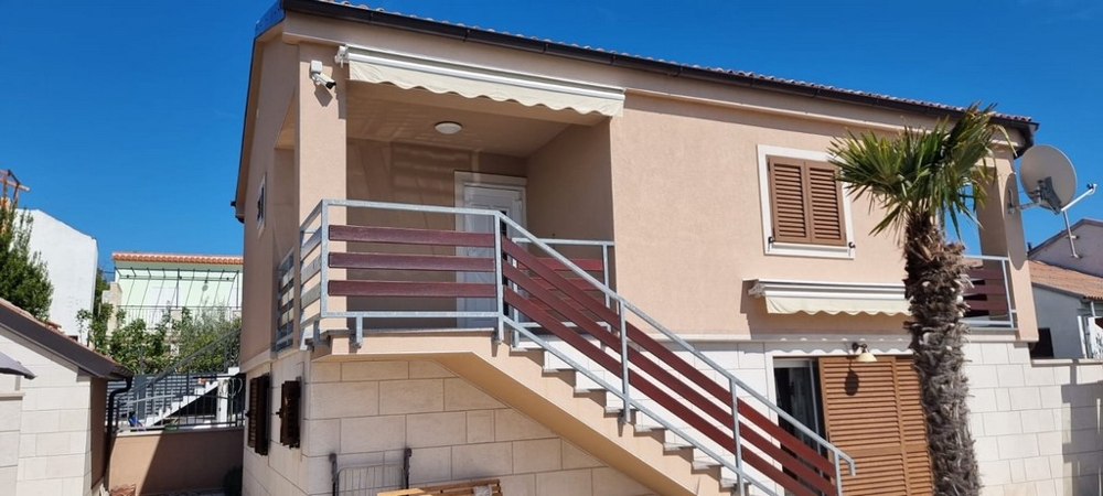 Ház két lakóegységgel és külső lépcsőkkel a tengerparton, Bibinje Dalmáciában