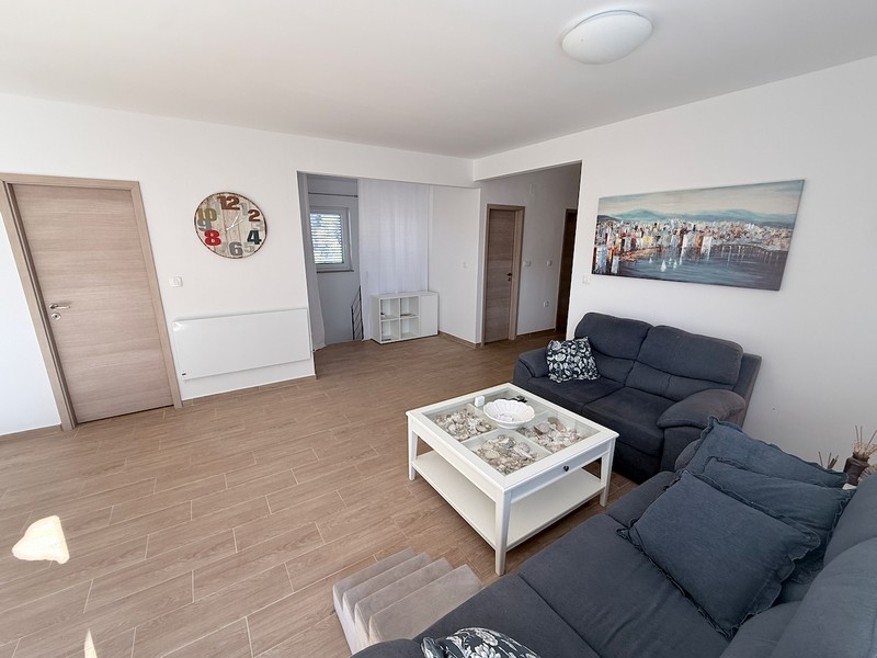 Nyitott nappali ülősarokkal és világos belső kialakítás a házban