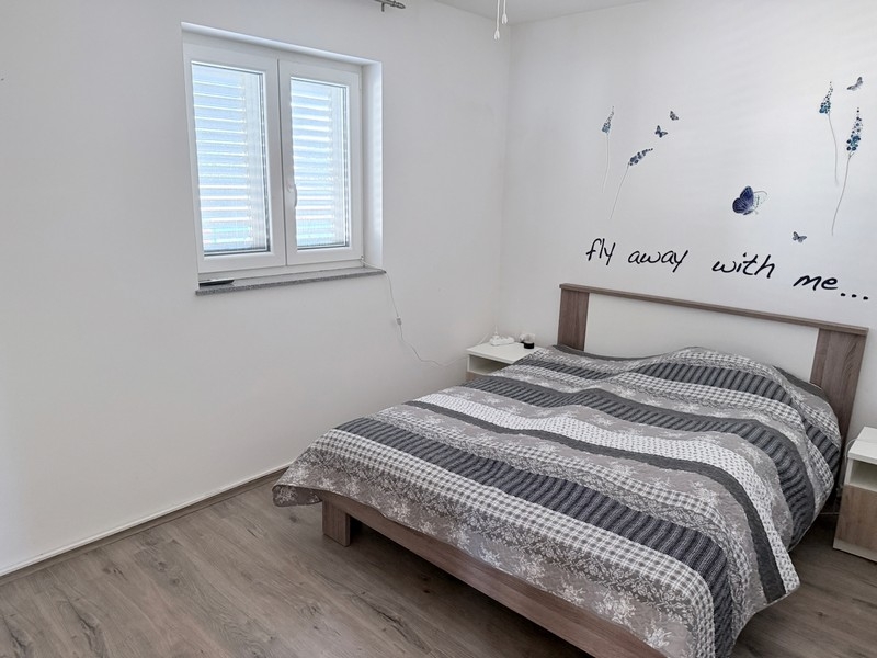 Hálószoba franciaággyal és ablakkal, csendes helyen Pag szigetén