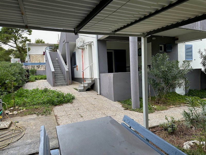 Külső rész terasszal, pergolával és hozzáféréssel a lakóegységekhez