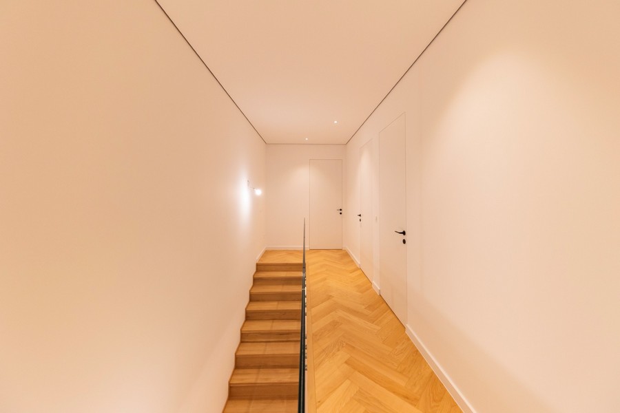 Felső emeleti hall kiváló minőségű fapadlóval