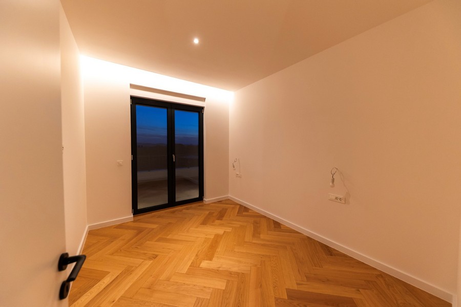 A hálószoba kijárattal az erkélyre és sok természetes fénnyel