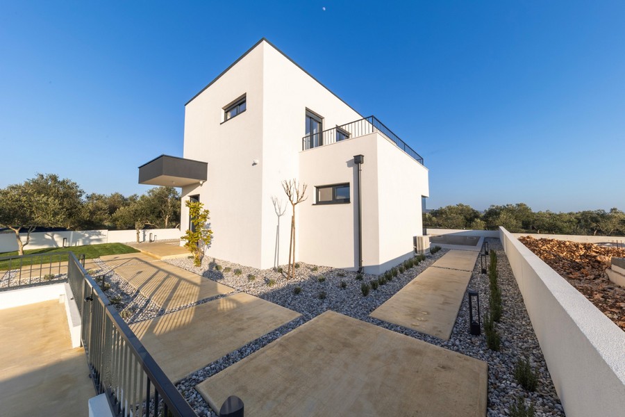 Modern családi ház letisztult építészettel és gondozott külterülettel