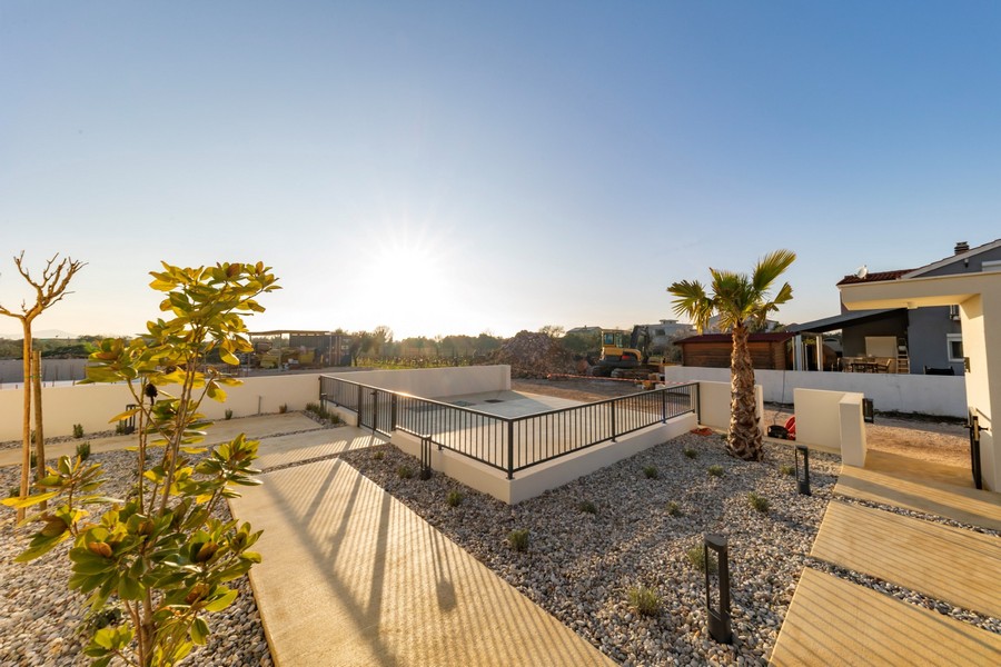 Mediterrán növényekkel és tágas ösvényekkel rendelkező kertek