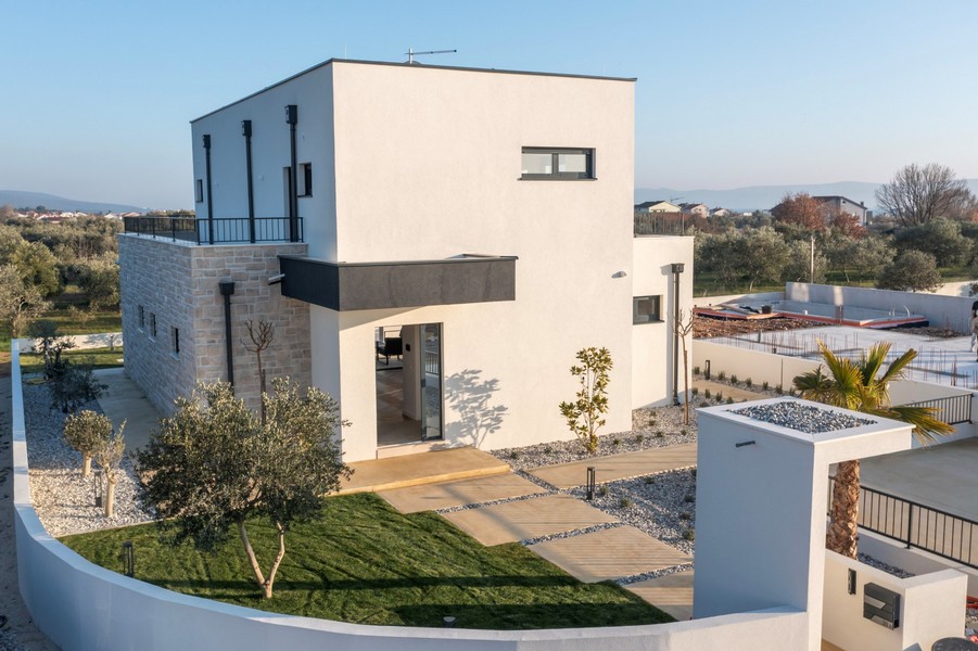 Házra néző terasszal és kilátással a csendes környékre