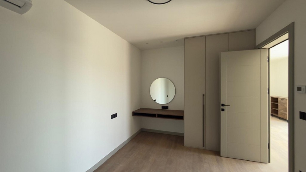 Hálószoba beépített szekrénnyel és dolgozósarokkal