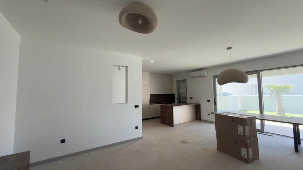 A nappaliból kilátás nyílik a konyhára