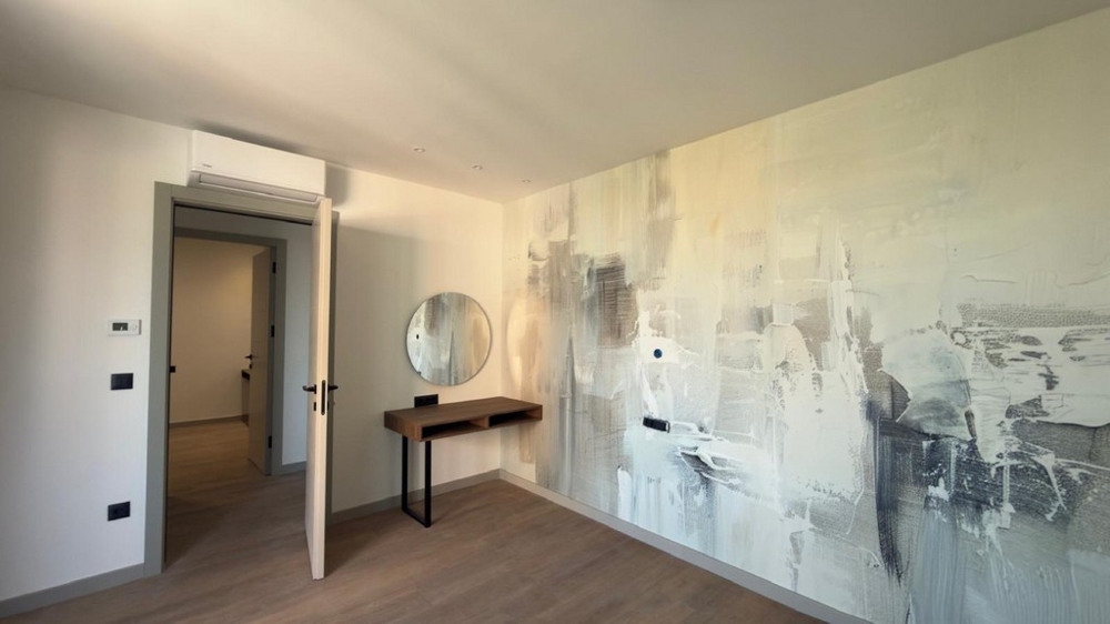 Szoba íróasztallal és tükörrel.