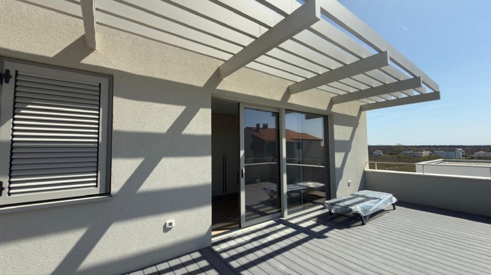 A H3883 ingatlan medencéje és terasza Privlakában