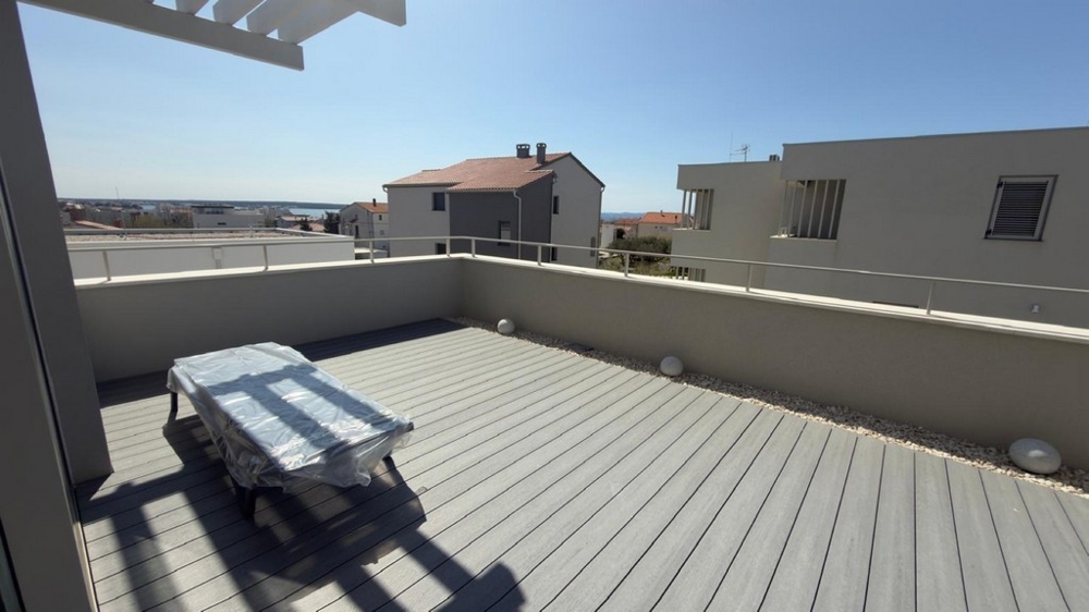 Terasz hozzáféréssel a nappalihoz és a medencéhez