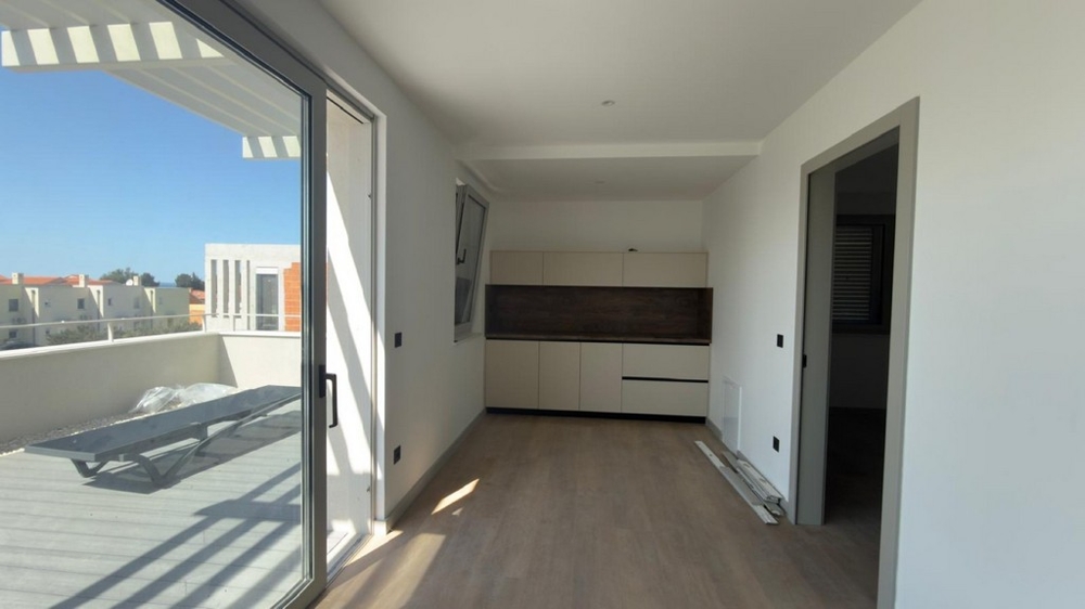 Világos nappali nyitott konyhával és teraszkapcsolattal