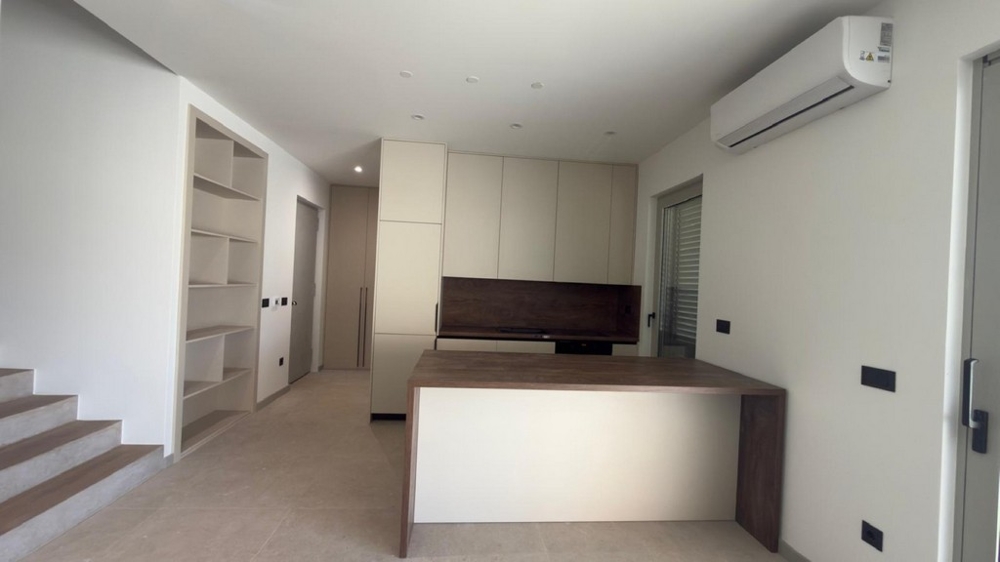 Modern felszerelt konyha főzőszigettel és rengeteg tárolóhellyel