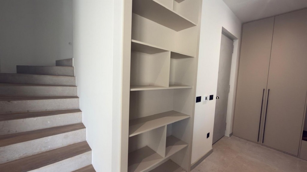 Lépcsőház integrált polcrendszerrel